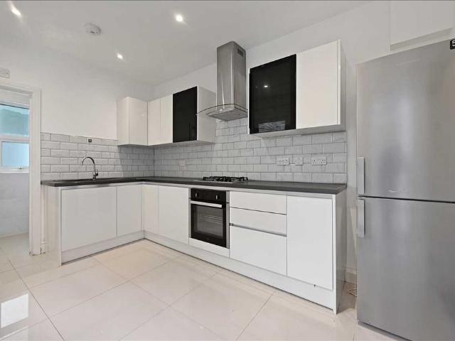 House for sale in Summerstown, Greater London