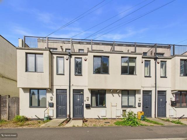 House for sale in Moorend, Pouchen End