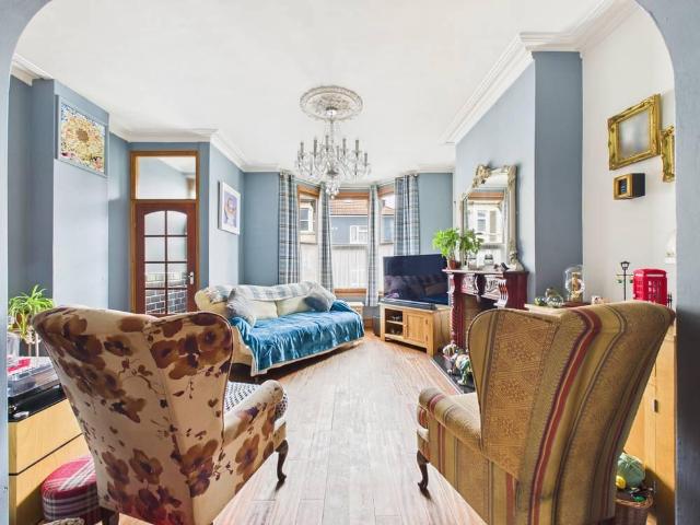 House for sale in Kingswood