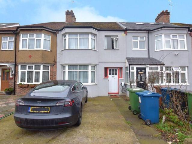 House for sale in Harrow Weald, Greater London