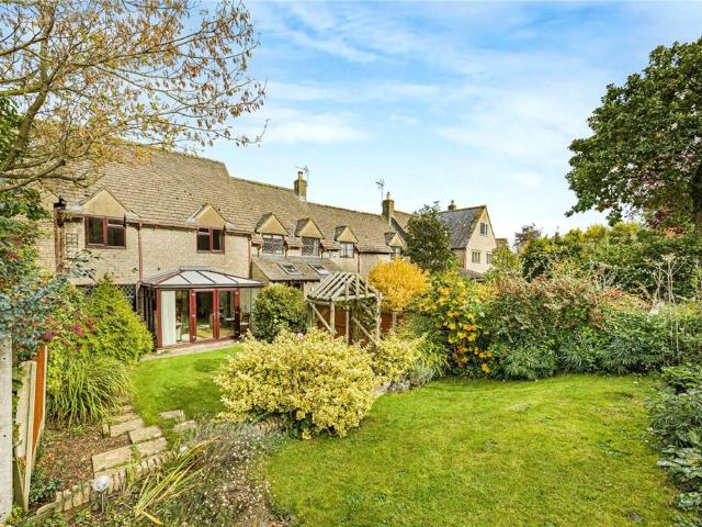 House for sale in Teddington, Pamington