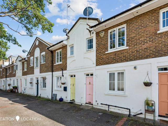 House for sale in Shacklewell, Greater London
