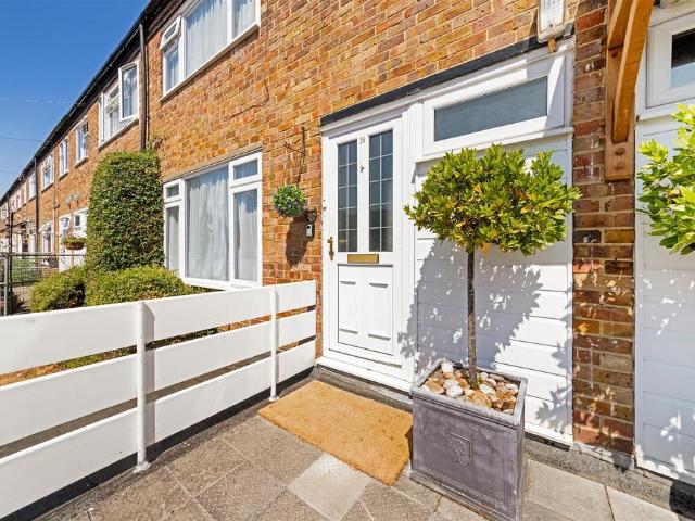 House for sale in Hillview, Surrey