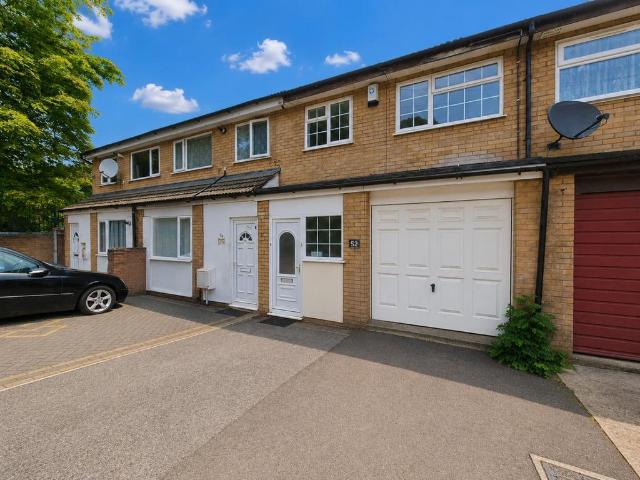 House for sale in Spring Park, Luton