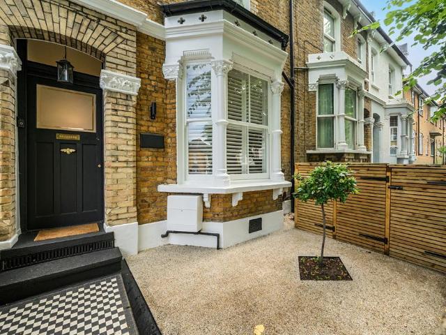 House for sale in East Greenwich, Greater London