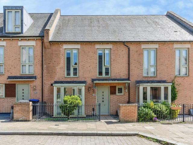 House for sale in Upton