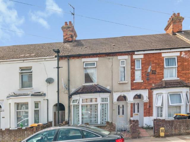 House for sale in Queens Park, Bedford