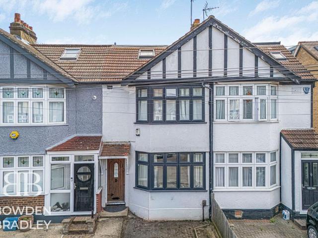 House for sale in Woodford Bridge, Greater London