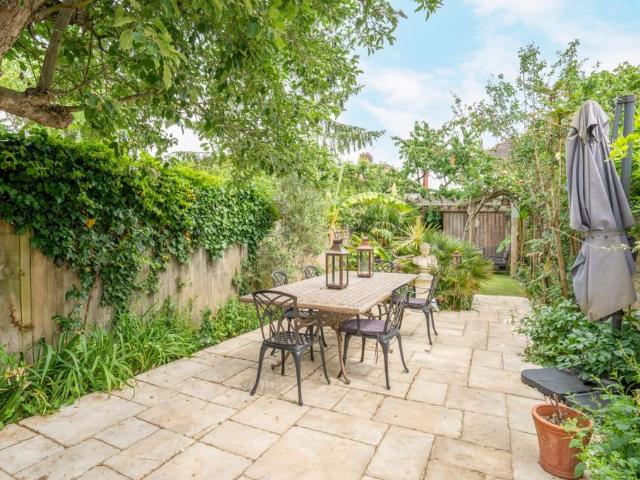 House for sale in Willesden Green, Greater London