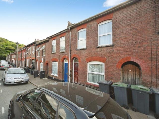 House for sale in Spring Park, Luton