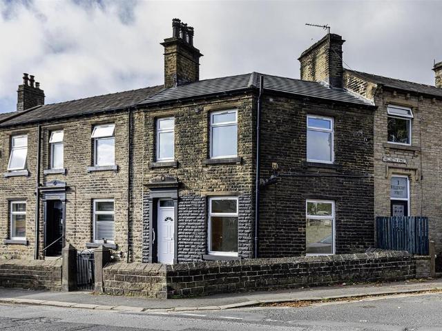 House for sale in Lindley, West Yorkshire