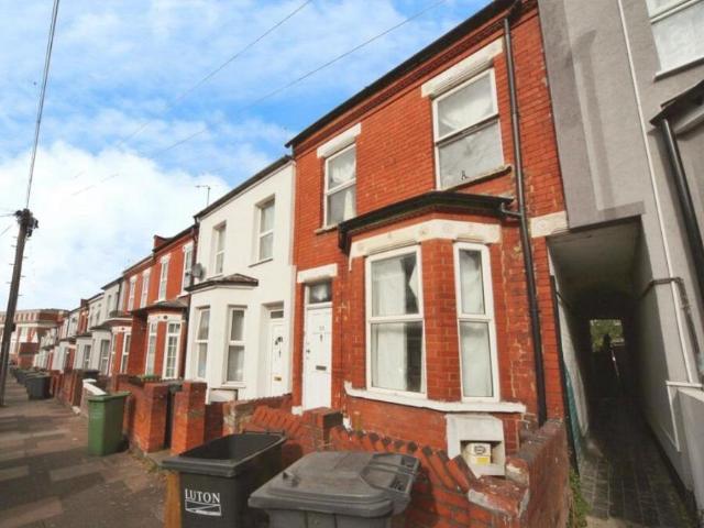 House for sale in Spring Park, Luton