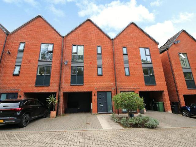 House for sale in Hedge End, Helford