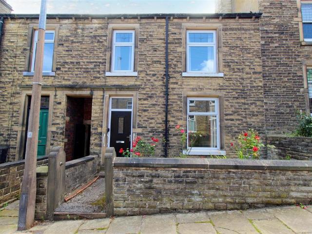 House for sale in Almondbury, West Yorkshire
