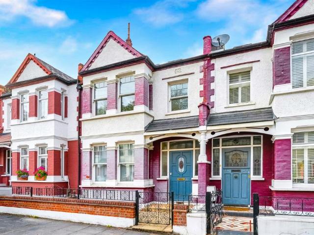 House for sale in Old Ford, Greater London