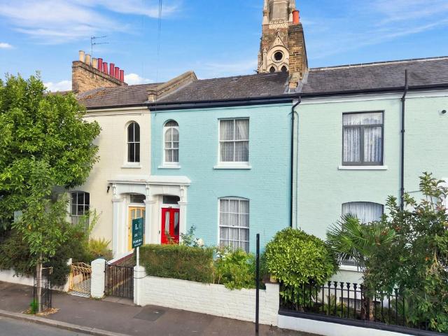 House for sale in Shacklewell, Greater London