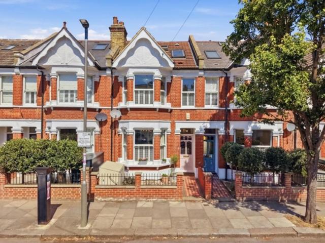House for sale in Earlsfield, Greater London