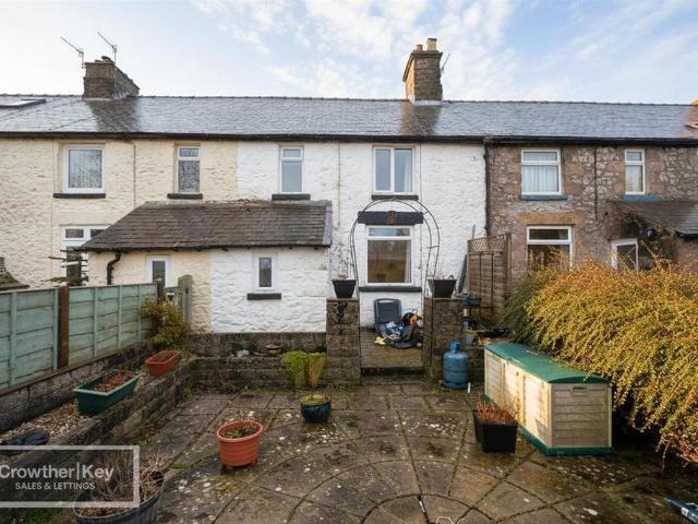 House for sale in Charlesworth, East Midlands