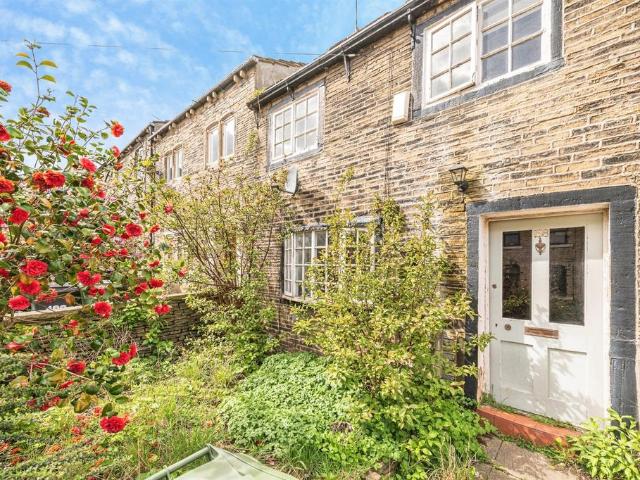 House for sale in Almondbury, West Yorkshire