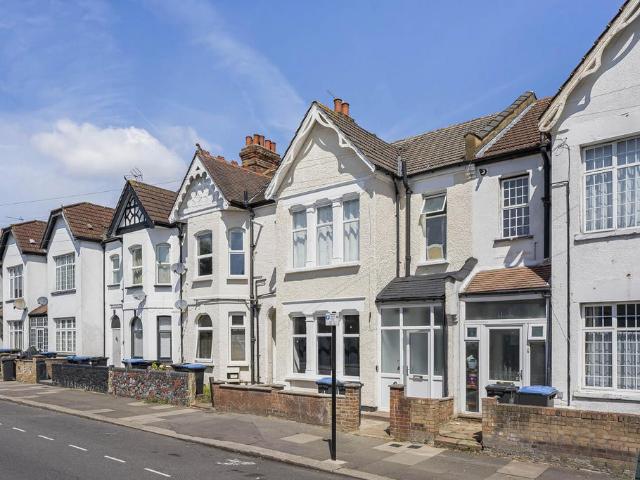 House for sale in Bowes, Greater London