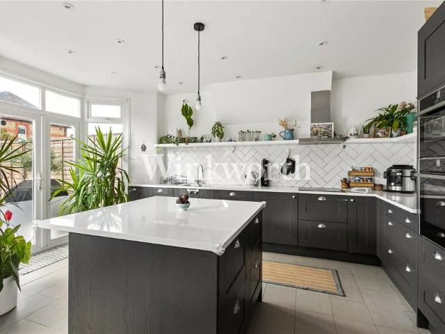 House for sale in Bowes, Greater London