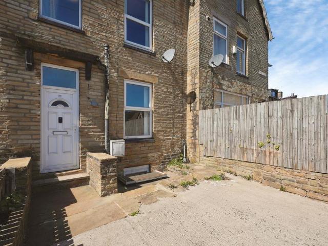House for sale in Akroydon, Halifax