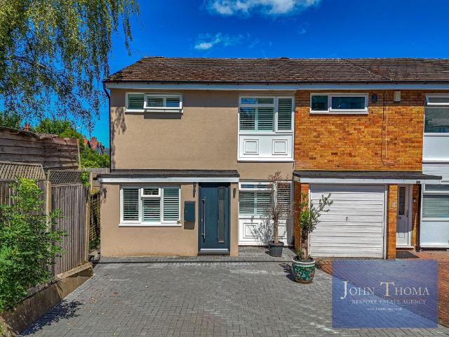 House for sale in Chigwell, Epping