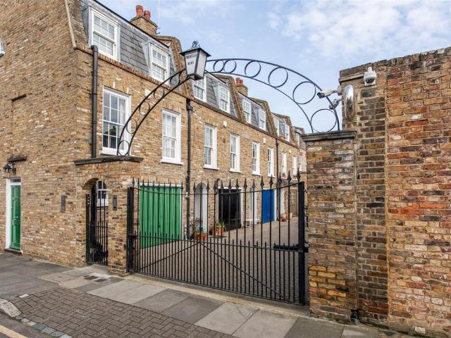 House for sale in Old Ford, Mile End