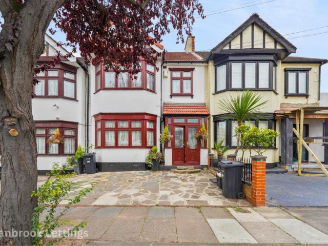 House for sale in Newbury Park, Greater London