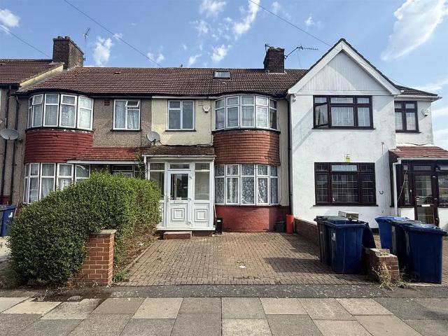 House for sale in London Borough of Ealing, Greenford