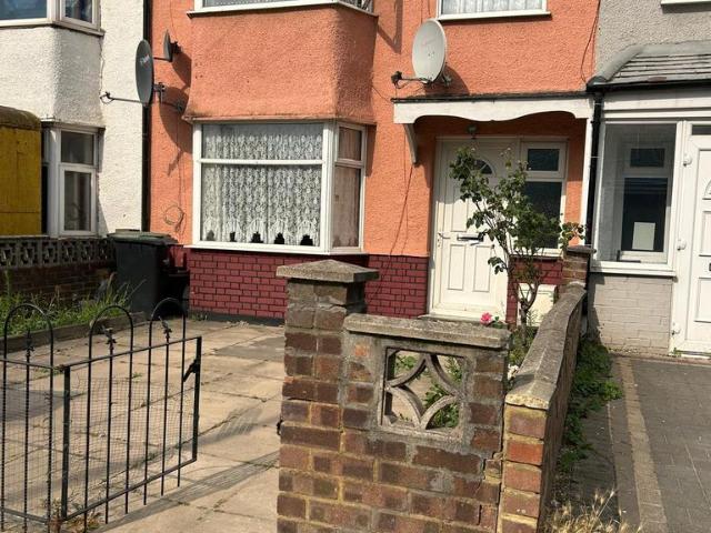 House for sale in Upper Edmonton, Greater London