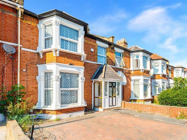 House for sale in Seven Kings, Greater London