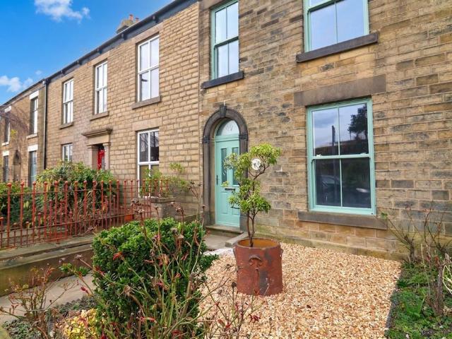 House for sale in Whitfield, Charlesworth