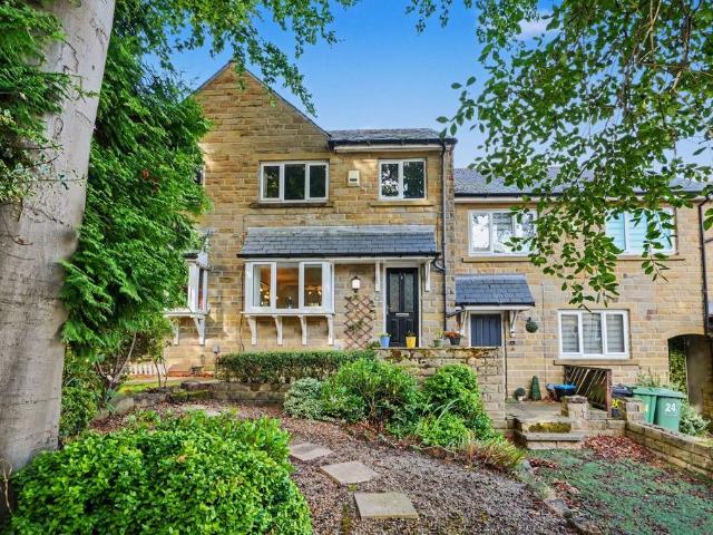 House for sale in Huddersfield, West Yorkshire