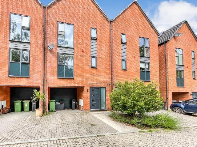 House for sale in Hedge End, Helford