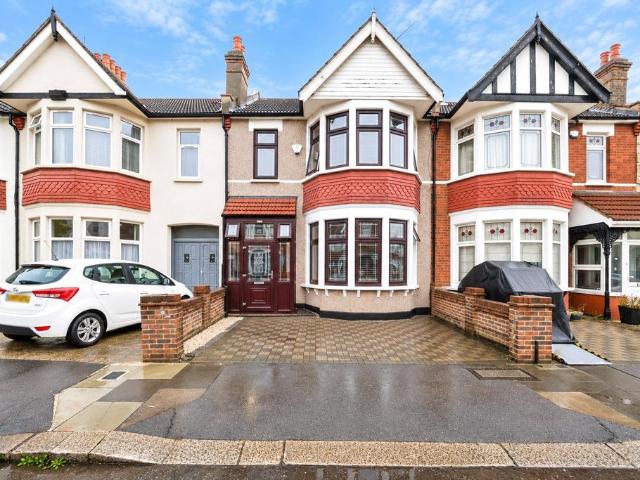 House for sale in Seven Kings, Greater London