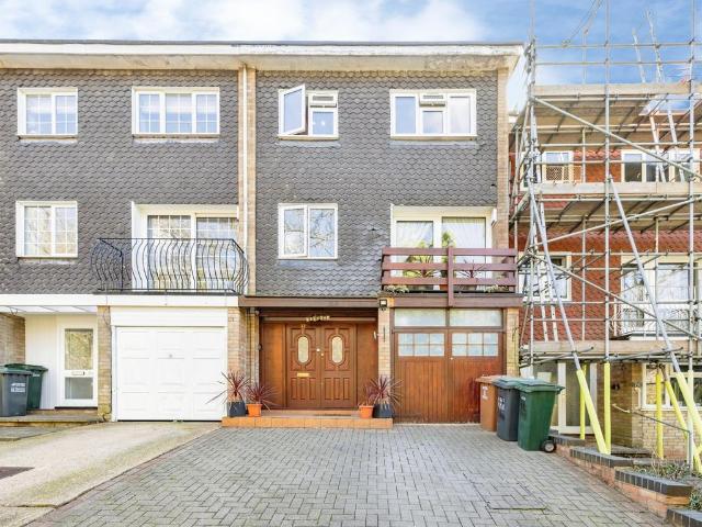 House for sale in Watford Rural, Batchworth