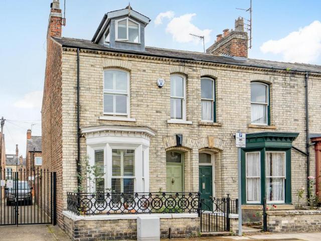 House for sale in High Field, York