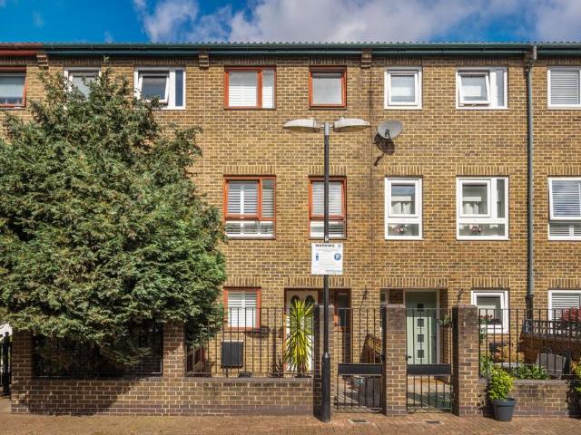 House for sale in South Lambeth, Greater London