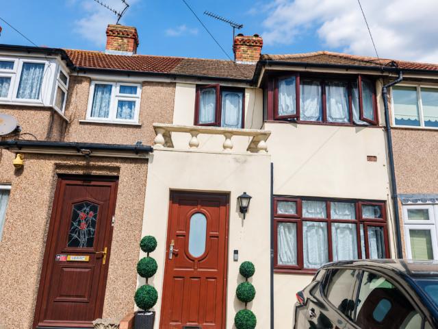 House for sale in Elm Park, Greater London