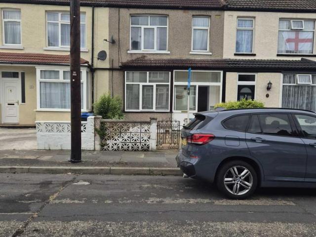 House for sale in London Borough of Merton, Mitcham
