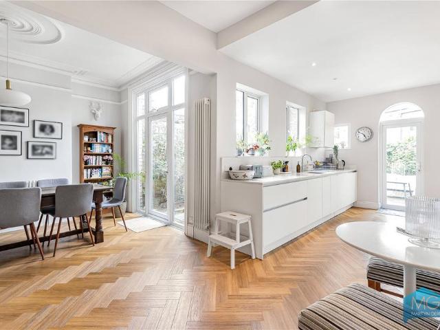House for sale in North Finchley, Greater London