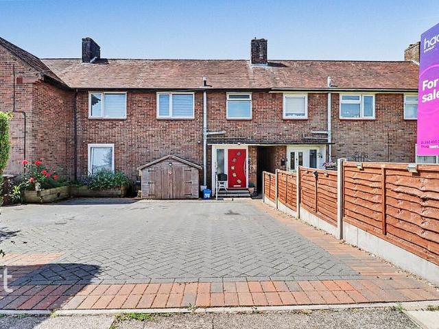 House for sale in Spring Park, Luton