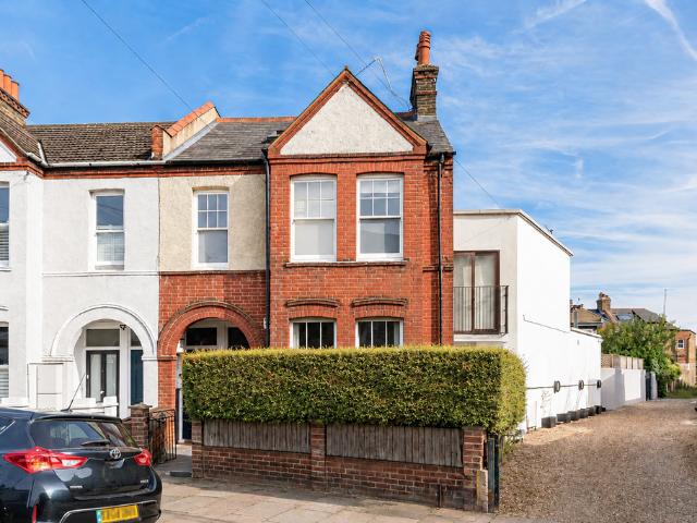House for sale in Summerstown, Greater London