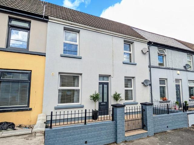 House for sale in Troed-y-rhiw, Pentrebach