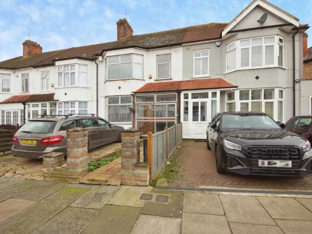 House for sale in Bowes, Greater London