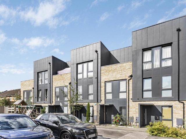 House for sale in London Borough of Croydon, Cat Hill