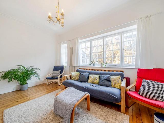 House for sale in East Greenwich, Greater London