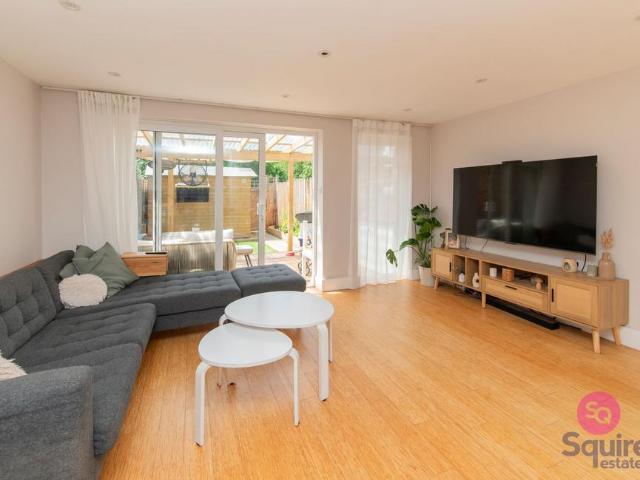 House for sale in Mill Hill, Greater London