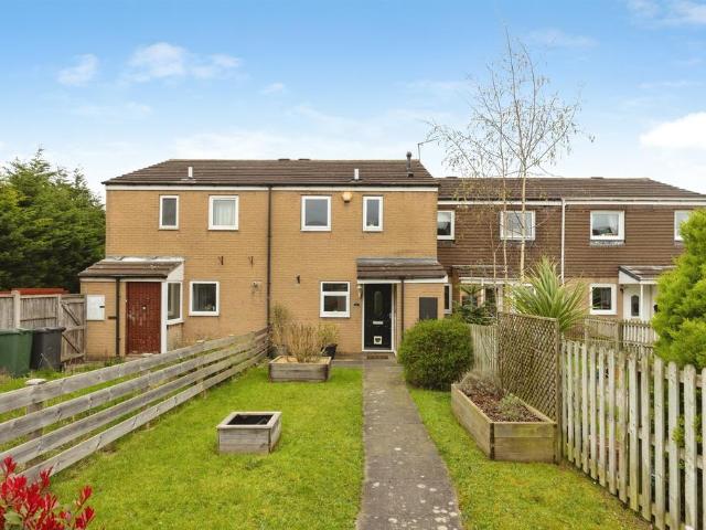 House for sale in Whinmoor, West Yorkshire